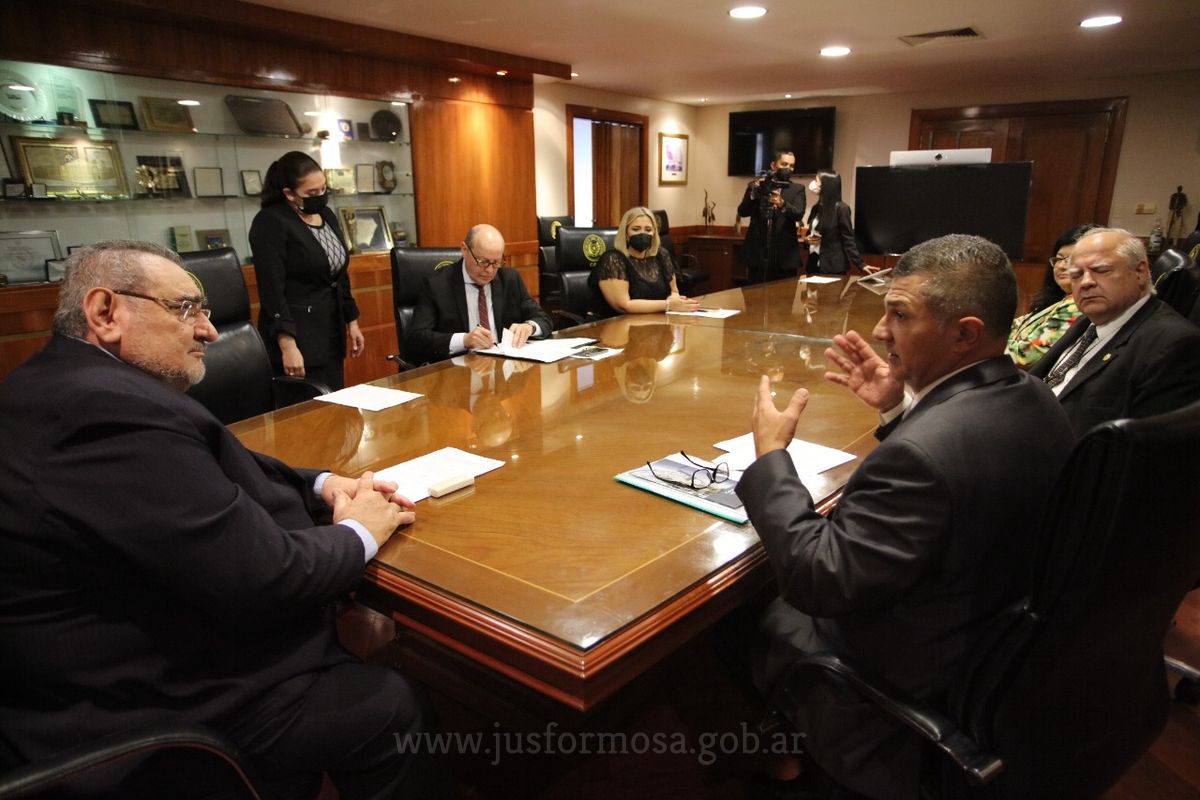 Firma de convenio con la Corte Suprema de Paraguay