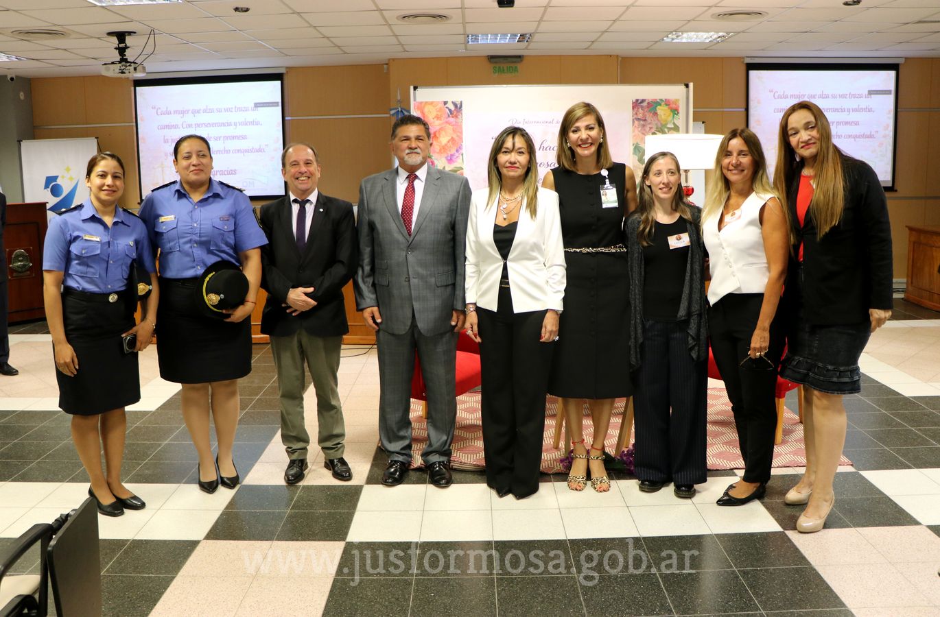 Presidenta con ministros y panelistas